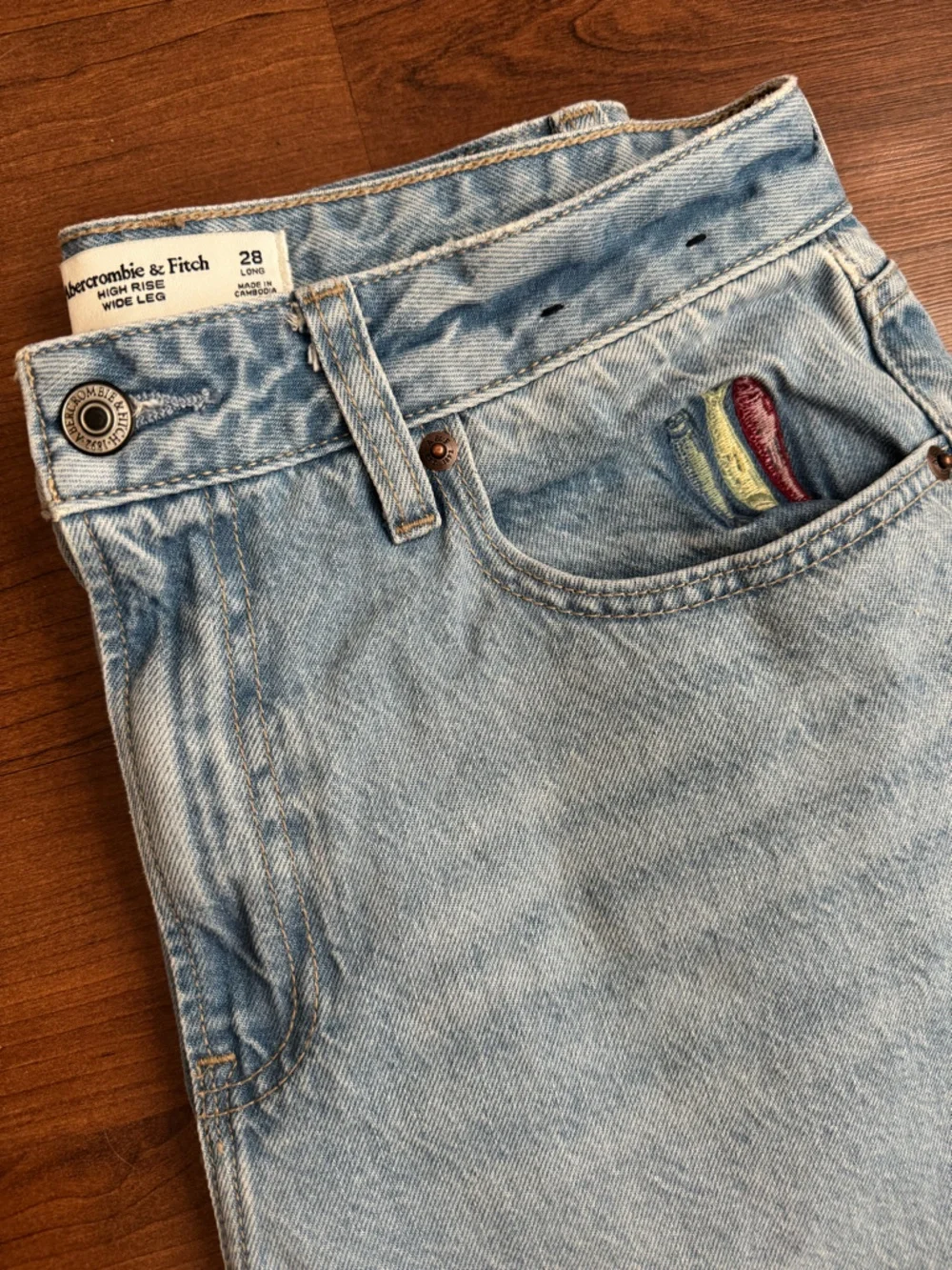 A&F Curve Love High Rise Wide Leg Fish Embroidery Jeans - Picture 3 of 13